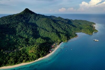 Aerial view of Pulau Tinggi coastline in Malaysia, illustrating the planned Madani cable